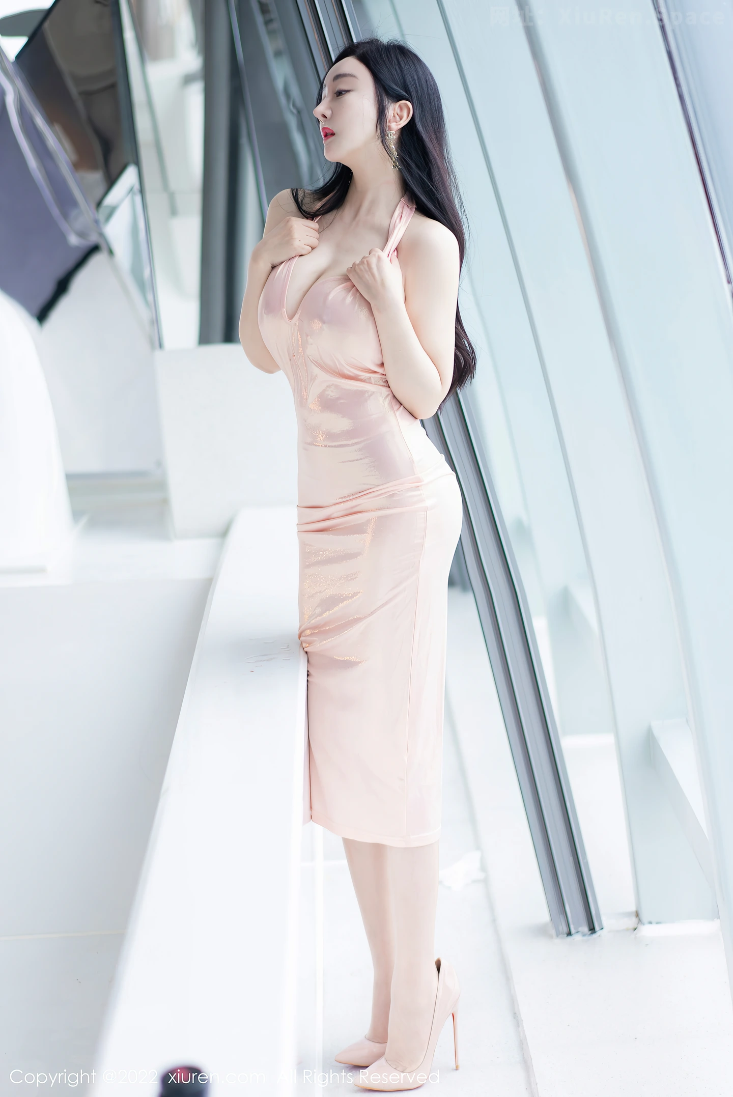 图片[4]-[XiuRen秀人网]VOL.5010 模特允爾大理旅拍淡粉色连衣裙配超薄肉丝秀豪乳翘臀诱惑写真50P-秀人网官方网站